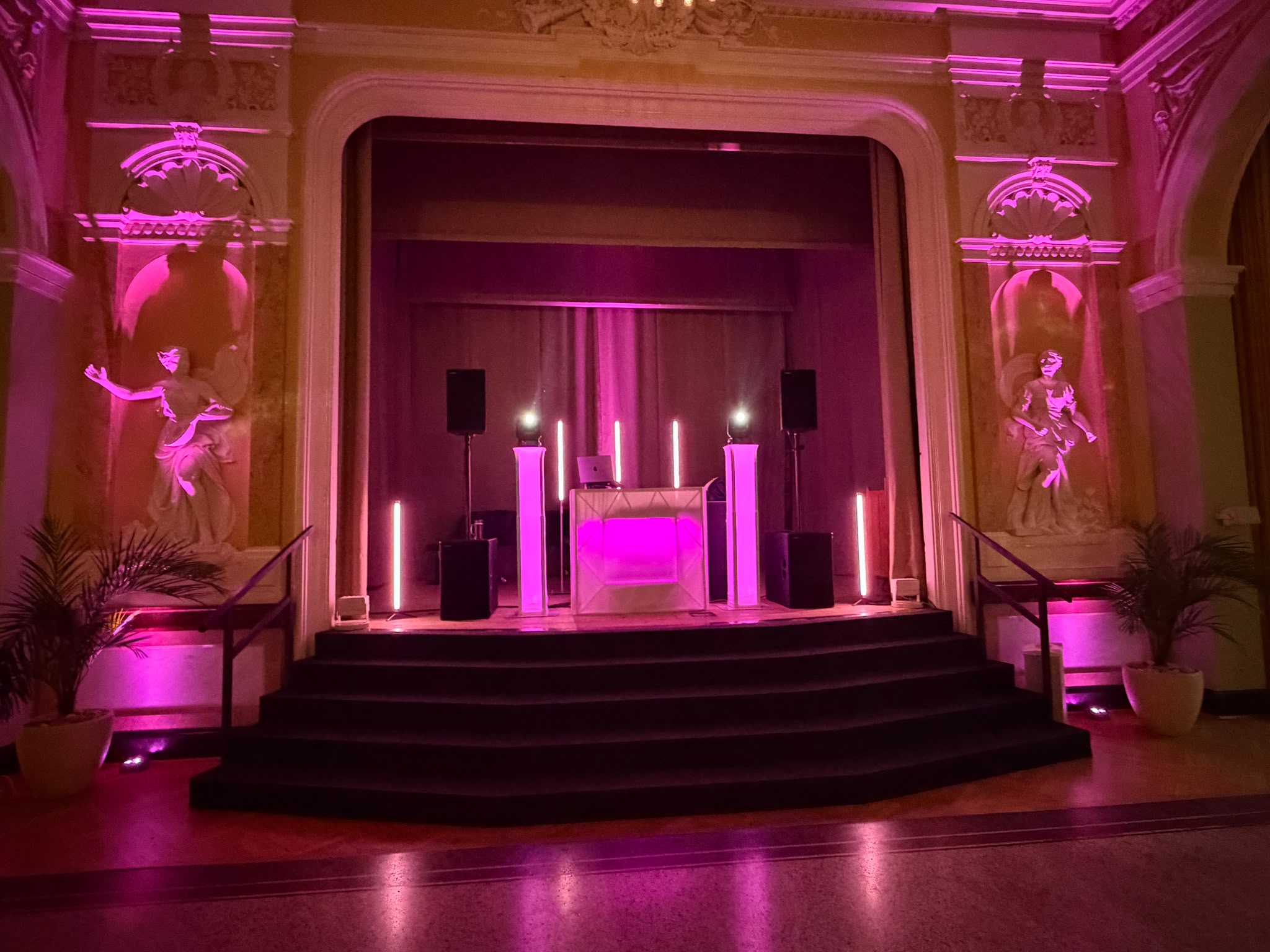 Hochzeit mit Licht- und DJ-Setup